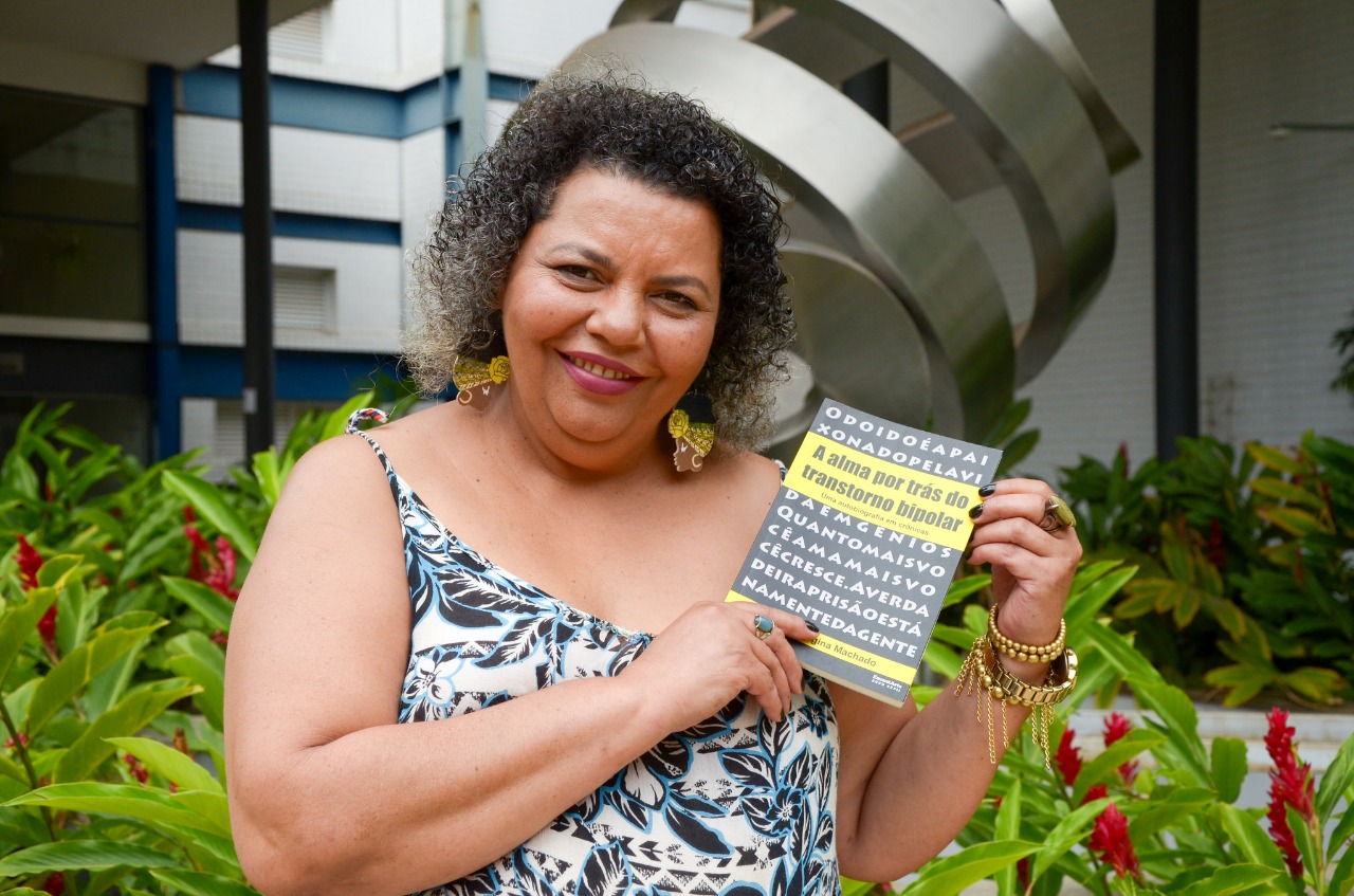 Paciente do CAPS Alexânia divulga livro sobre sua experiência em nossa unidade