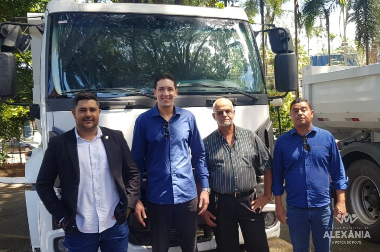 Reforço da frota - Mais um caminhão para ajudar na manutenção das estradas vicinais