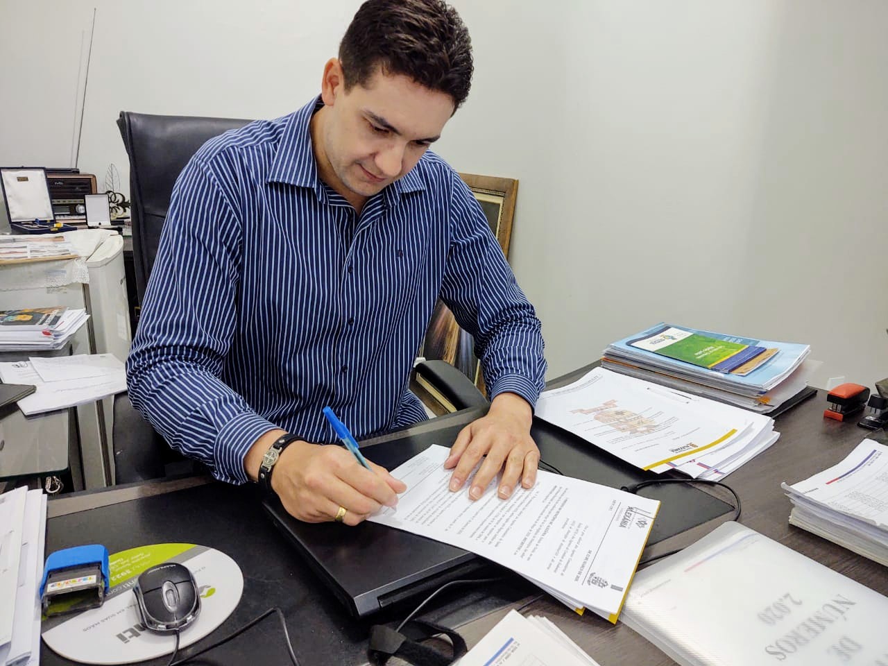 Prefeito sanciona leis de reajuste salarial obrigatório