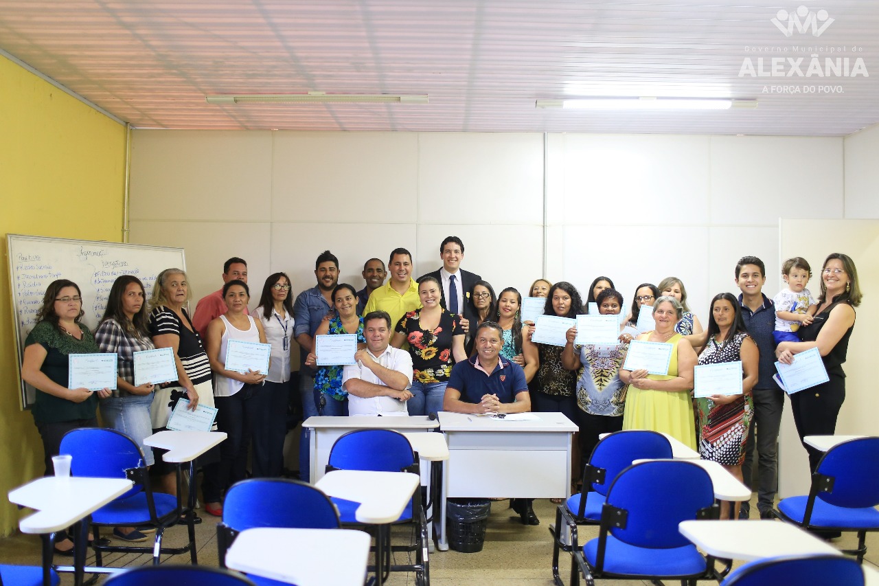 Entrega de certificados do curso de Corte e Costura