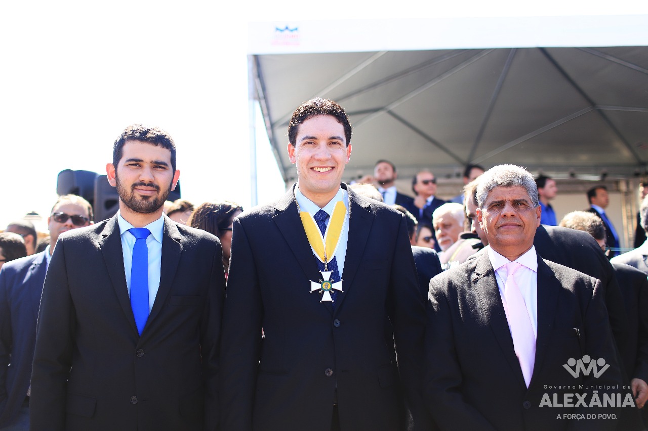 Prefeito Allysson é condecorado com a medalha Ordem do Mérito Anhanguera