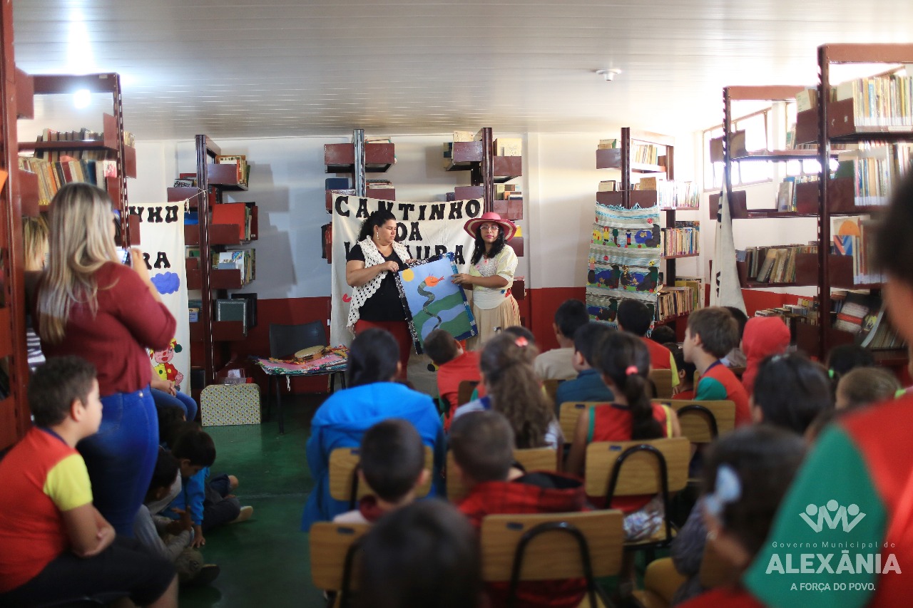 Biblioteca recebe escolas municipais para contação de histórias