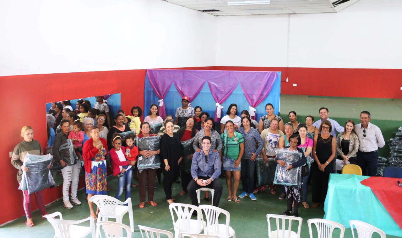 Secretaria de Assistência Social realiza entrega de cobertores para famílias do Cadastro Único