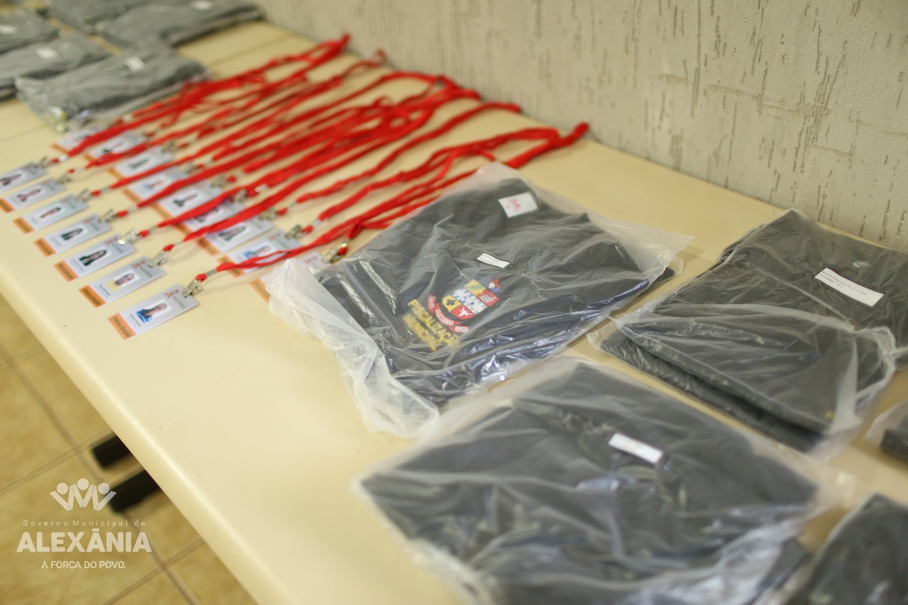 Funcionários da fiscalização recebem equipamentos de identificação