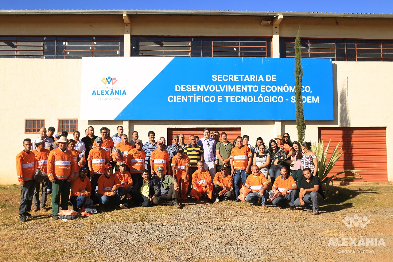 Governo faz a entrega de uniformes aos Garis