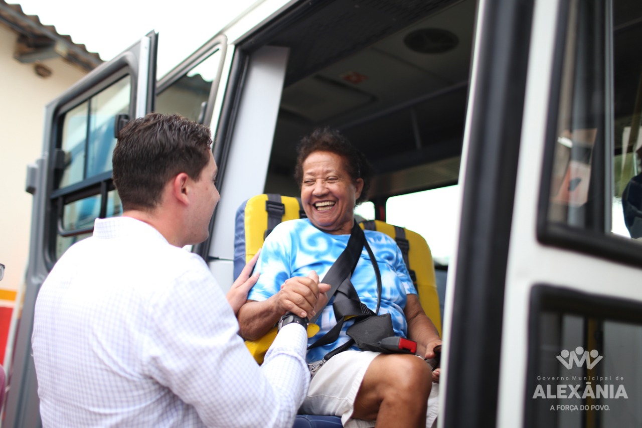 Garantindo Direitos - Governo Municipal entrega micro-ônibus que ajudará nos serviços da Assistência Social