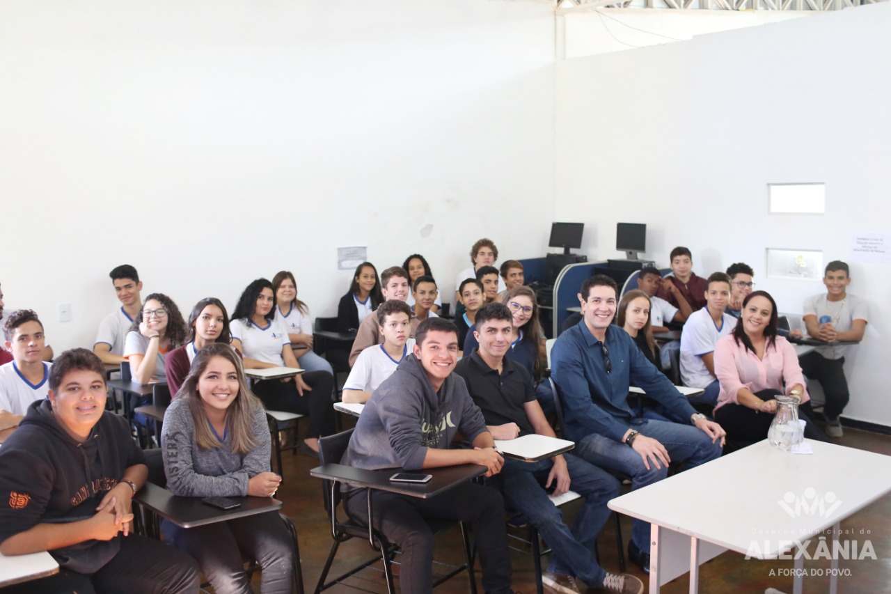 Prefeito Allysson concede entrevista à alunos do Colégio Social Evangélico