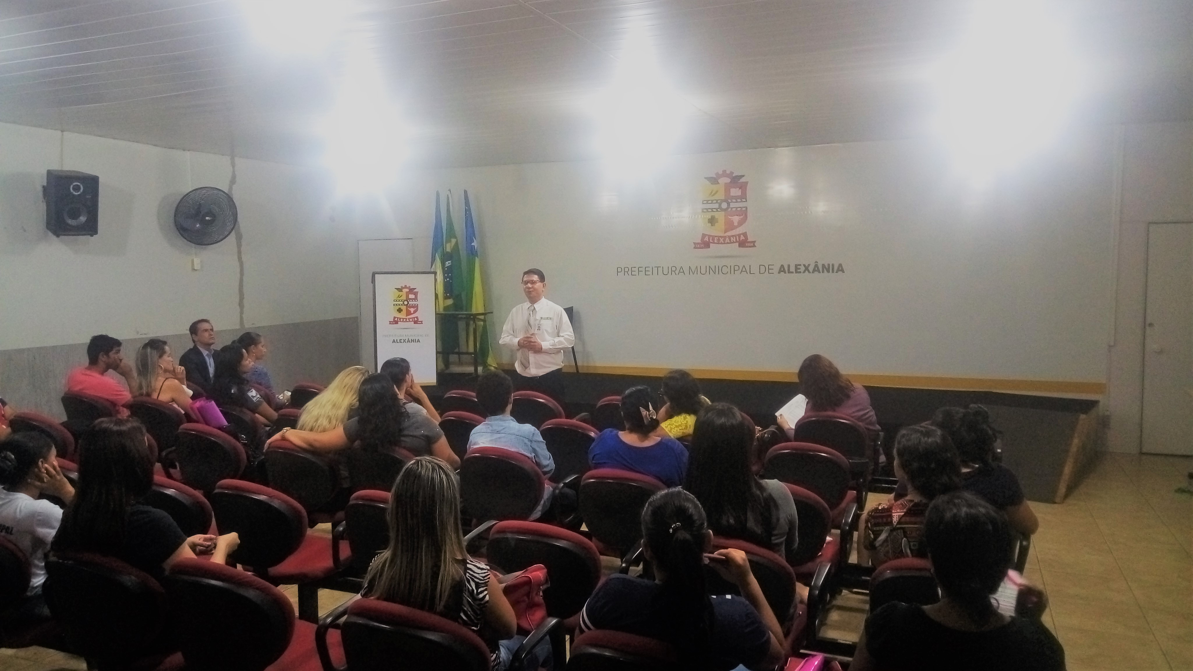 O Governo e IEL se reúnem com estagiários para esclarecimentos