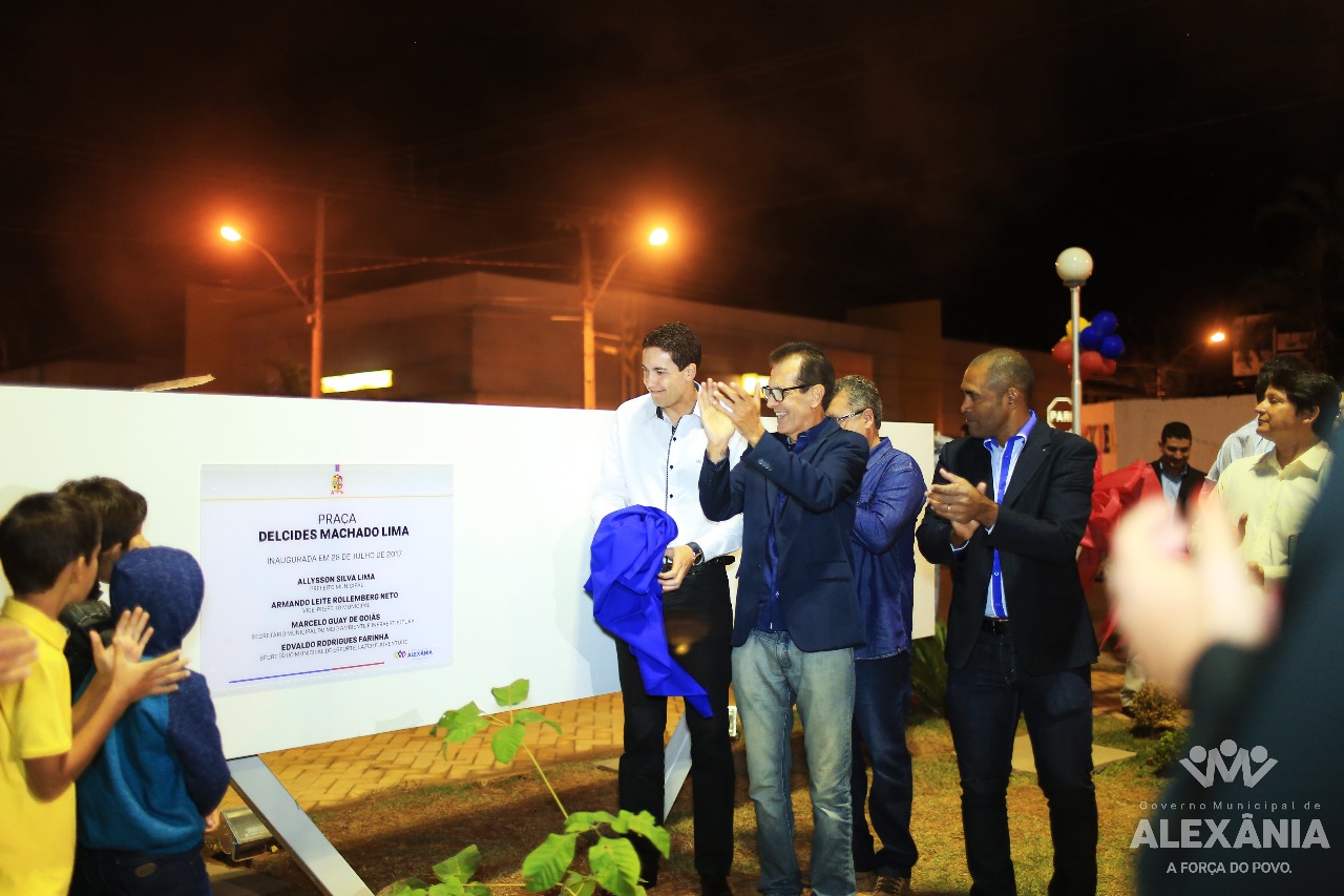 Governo inaugura praça Delcides
