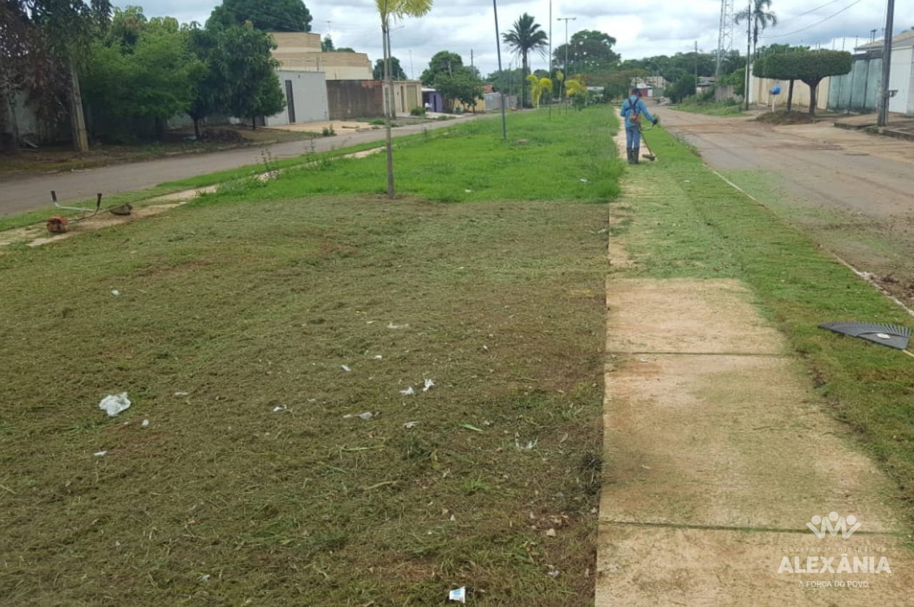 Secretaria de Serviços Públicos realiza serviços de manutenção em canteiros