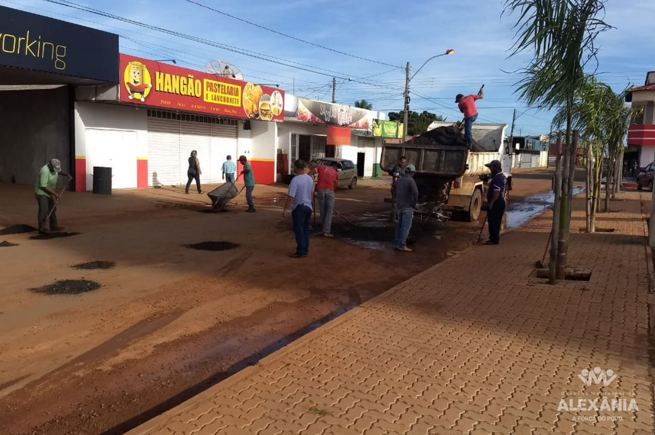 Governo realiza serviços paliativos na Av. Vale do Sol