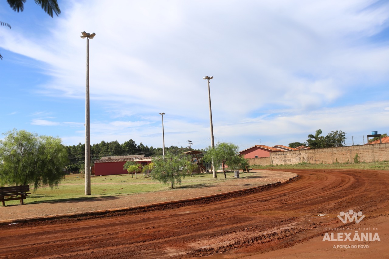 Equipe de Serviços Públicos está finalizando manutenção e cuidados na praça Tocantins