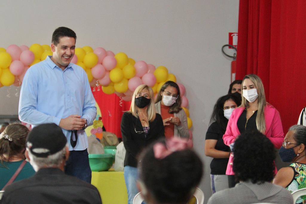 Entrega de Enxovais e Carteira do Idoso no CRAS