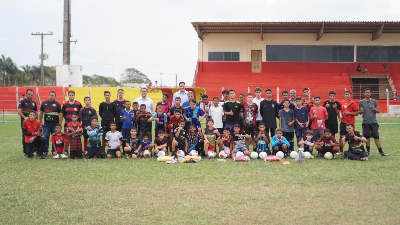 Entrega de equipamentos para Escolinha 